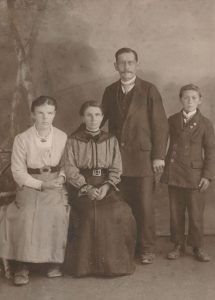 Familienbild, Hedwig Glocker links